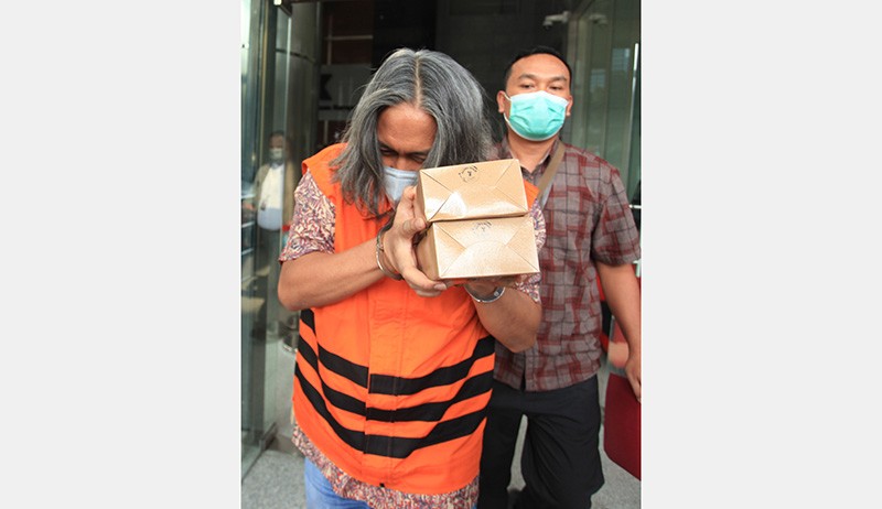 Tersangka Korupsi Tutup Muka dan Tangan yang Diborgol dengan Boks Kue usai Diperiksa KPK - Bagian 2