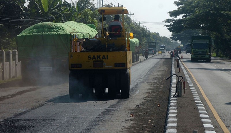 Persiapan Mudik, Lubang Jalan Jalur Pantura Ditambal - Bagian 1