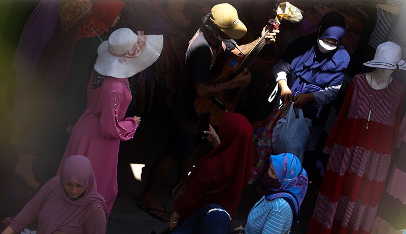 Omzet Pedagang Pasar Tanah Abang Melonjak Menjelang Idulfitri 1443 H - Bagian 2