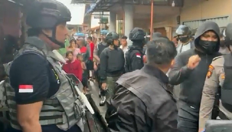 Kampung Beting Pontianak Digerebek, 13 Orang Diamankan dari Lokasi Perjudian