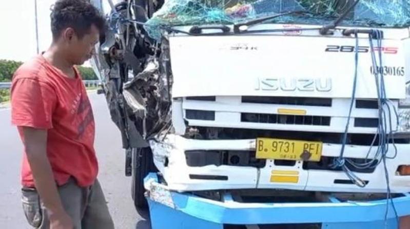 Saling Salip, Trailer Tabrak Truk Engkel di Jalingkut Brebes-Tegal 