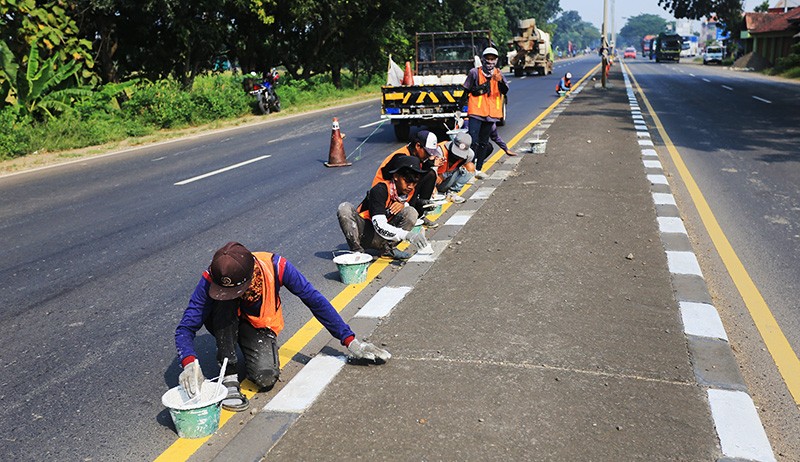 Marka Jalan Jalur Pantura Dicat Ulang Jelang Mudik Lebaran 2022 - Bagian 1