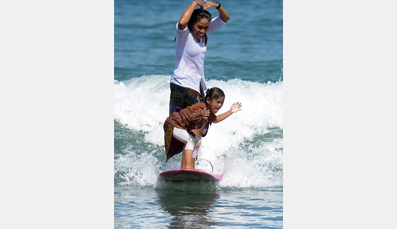 Aksi Bule Cantik Pakai Kebaya Sambil Berselancar di Pantai Kuta - Bagian 3