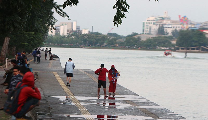 Suasana Ngabuburit Sambil Menonton Atraksi Ski Air di Danau Sunter - Bagian 1