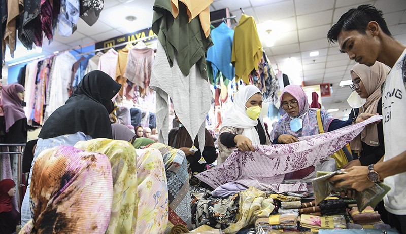 Suasana Pusat Perbelanjaan Dipadati Pengunjung Membeli Busana Muslim - Bagian 3