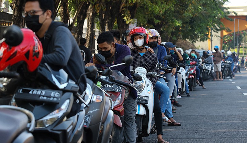 Antrean Panjang Penukaran Uang Baru di Surabaya - Bagian 1