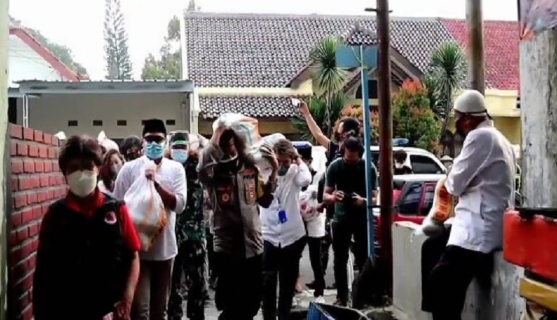 Kapolres Cimahi Ketuk Rumah Warga, Penghuni Keluar Langsung Diganjar Beras 3 Kg