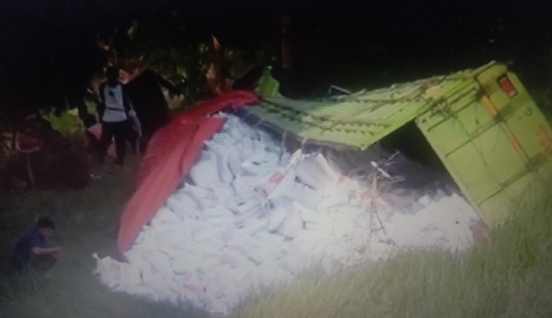 Brak! Truk Oleng Tabrak Pagar lalu Masuk Parit di Tol Cipali, Sopir Tewas Mengenaskan