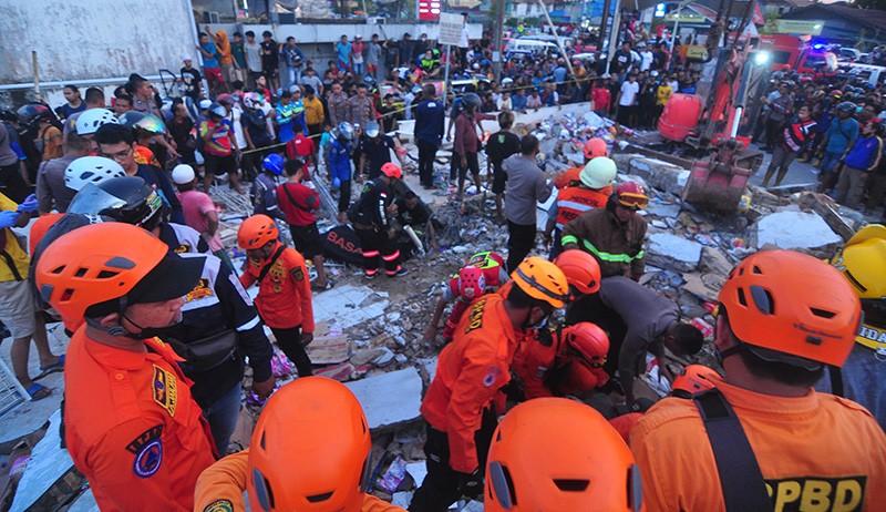 Penyebab Alfamart Gambut Kalsel Roboh, Diduga Bangunan Tua Sering Terendam Banjir - Bagian 2