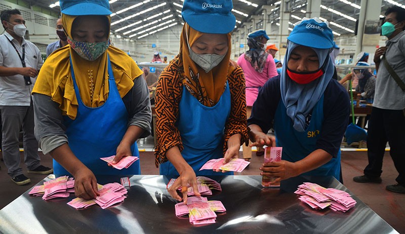 Senyum Buruh Harian Pabrik Rokok Dapat Uang THR - Bagian 2