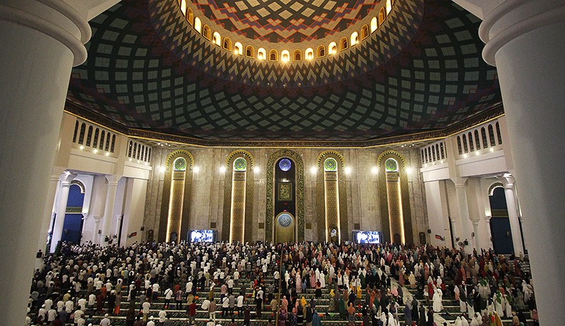 Suasana Peringatan Malam Nuzulul Quran di Masjid Al Akbar Surabaya - Bagian 1