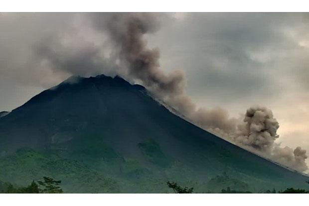 Gunung Merapi Muntahkan 10 Kali Guguran Lava Sejauh 1,8 Kilometer