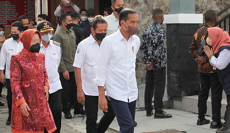 Presiden Jokowi Ditemani Menteri Risma Kunjungi Kampung Nelayan Surabaya - Bagian 2
