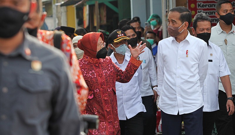 Presiden Jokowi Ditemani Menteri Risma Kunjungi Kampung Nelayan Surabaya - Bagian 3
