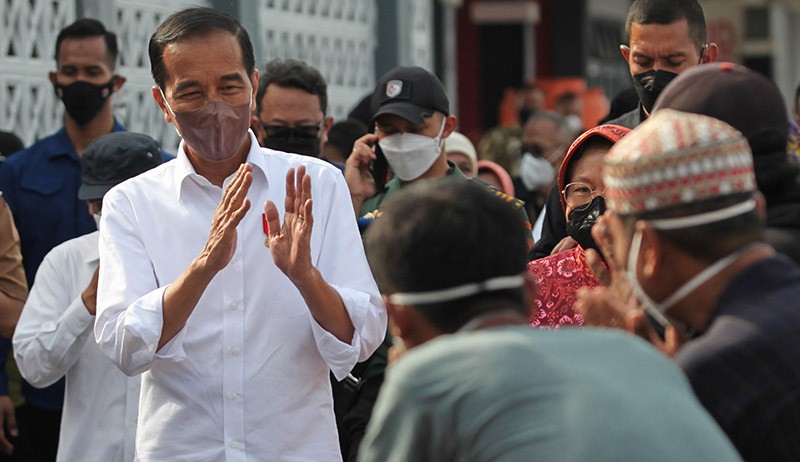 Presiden Jokowi Ditemani Menteri Risma Kunjungi Kampung Nelayan Surabaya - Bagian 1