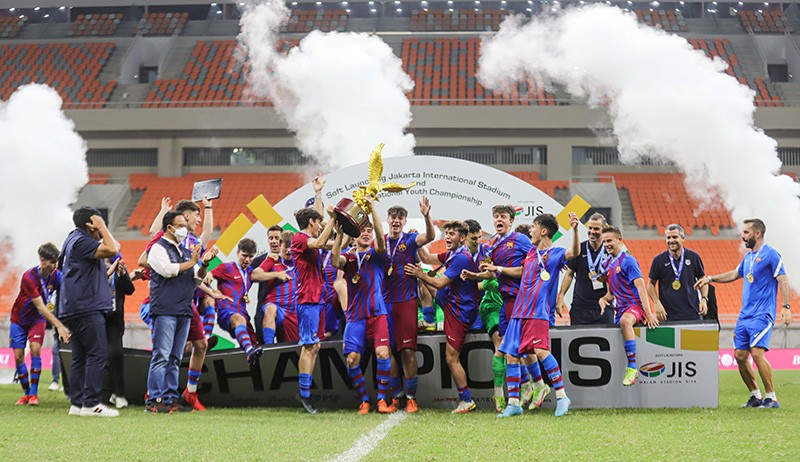 Momen Barcelona U-18 Angkat Trofi IYC 2021 di Stadion JIS - Bagian 1