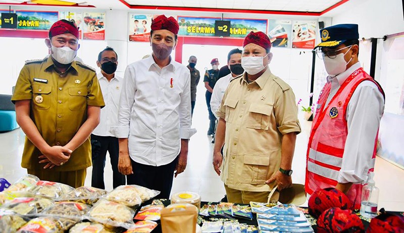 Begini Gaya Jokowi dan Prabowo Pakai Udeng Blangkon Khas Raja Madura - Bagian 1