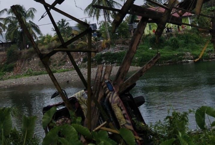 Minibus Pemudik Jatuh ke Sungai akibat Jembatan Gantung Putus, 2 Tewas