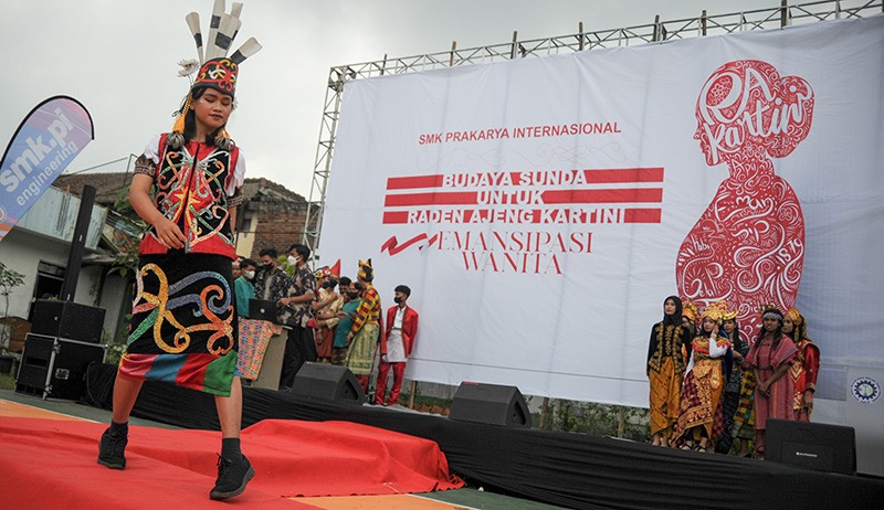 Peragaan Busana Tradisional Peringati Hari Kartini - Bagian 1