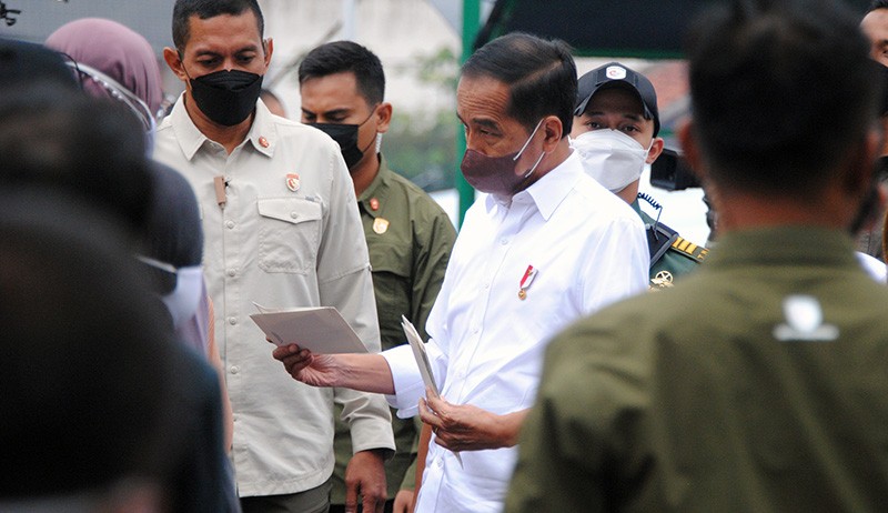 Presiden Jokowi Bagikan BLT Subsidi Minyak Goreng untuk Warga Bogor - Bagian 2