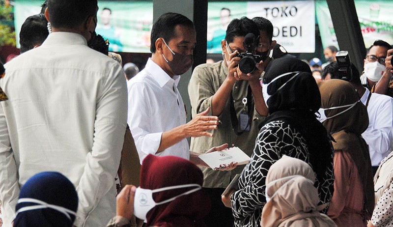 Presiden Jokowi Bagikan BLT Subsidi Minyak Goreng untuk Warga Bogor - Bagian 1