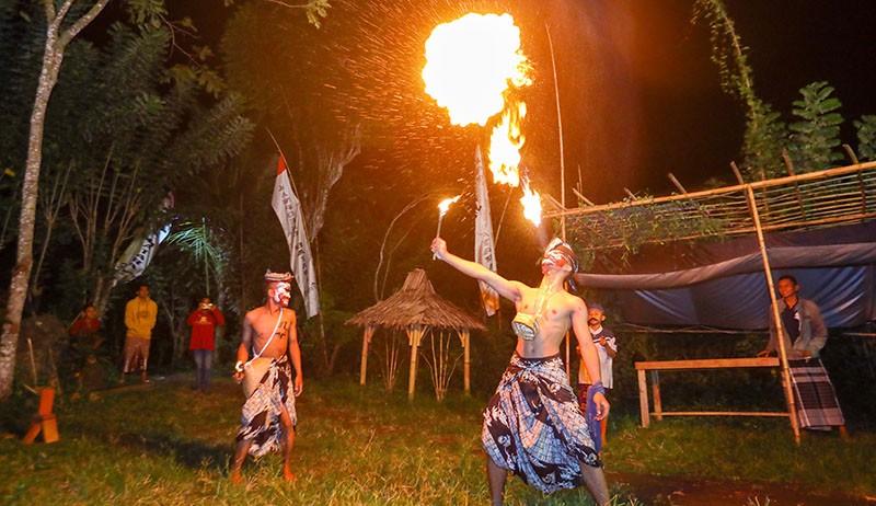 Atraksi Pemainan Api Purnacandra Menunggu Datangnya Bulan Purnama - Bagian 2