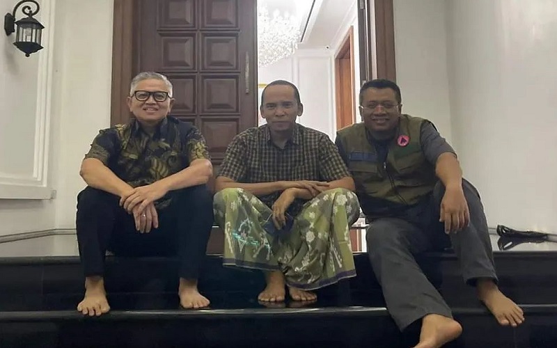 Potret TGB Tampil Sarungan Tanpa Peci Bareng Gubernur NTB dan Sahabat saat Bukber