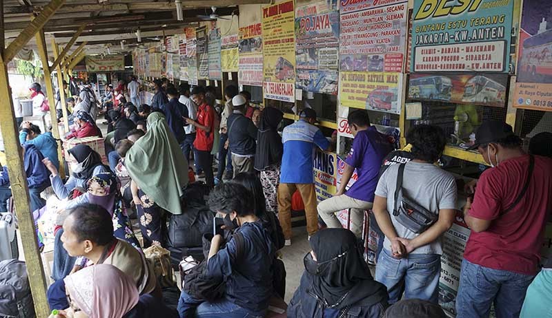Minggu Ketiga Ramadan, Pemudik Mulai Ramai di Terminal Bayangan Pondok Pinang - Bagian 1