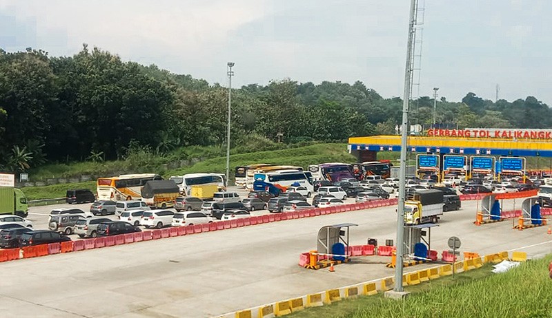 Penampakan Antrean Kendaraan Pemudik di Gerbang Tol Kalikangkung Semarang - Bagian 3