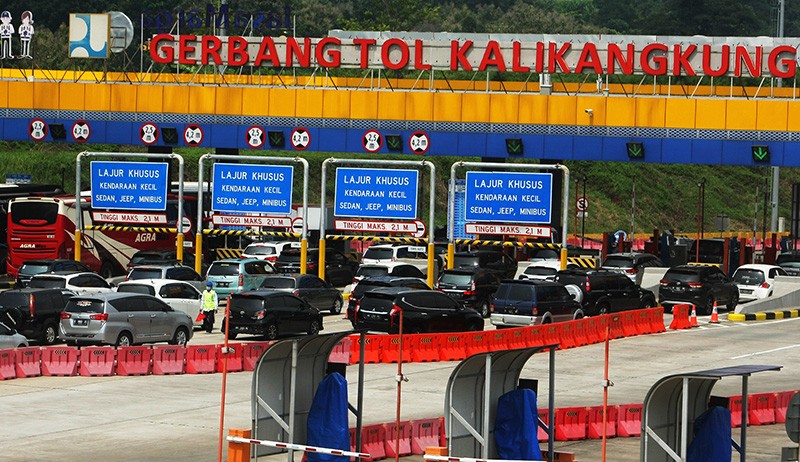 Penampakan Antrean Kendaraan Pemudik di Gerbang Tol Kalikangkung Semarang - Bagian 1