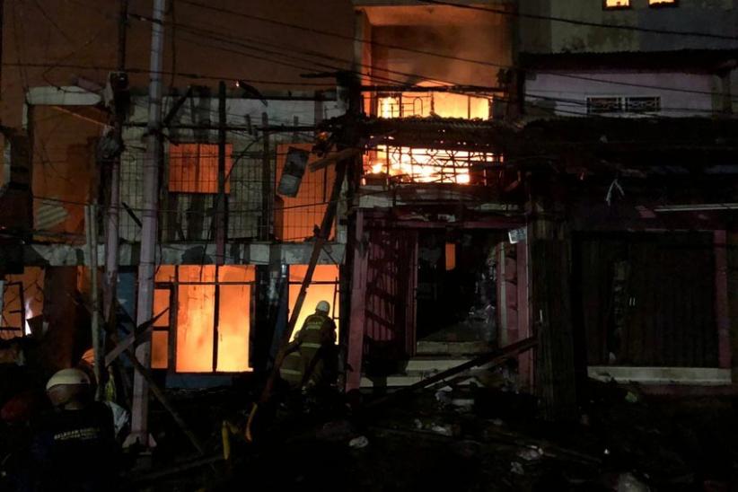 Pasar Gembrong Jakarta Timur Kebakaran, 26 Unit Mobil Pemadam Dikerahkan  - Bagian 2