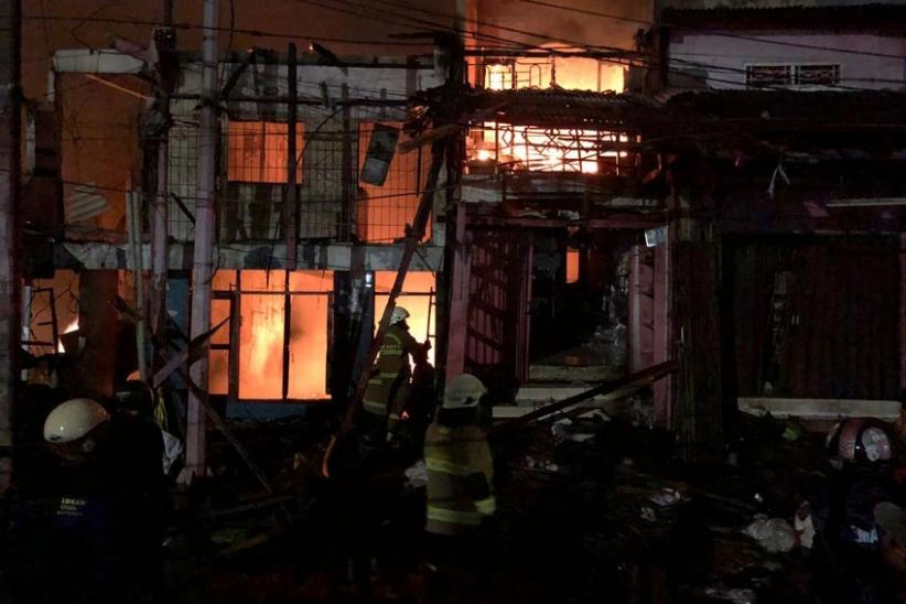 Pasar Gembrong Jakarta Timur Kebakaran, 26 Unit Mobil Pemadam Dikerahkan  - Bagian 3