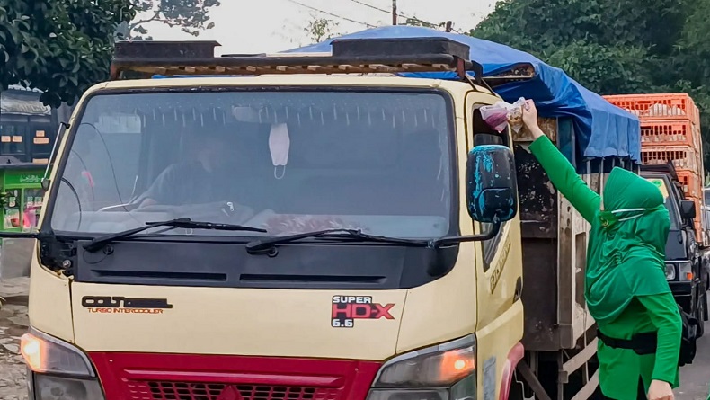 Berkah Bulan Ramadhan, Prajurit Siliwangi Bagikan Takjil ke Warga dan Nakes
