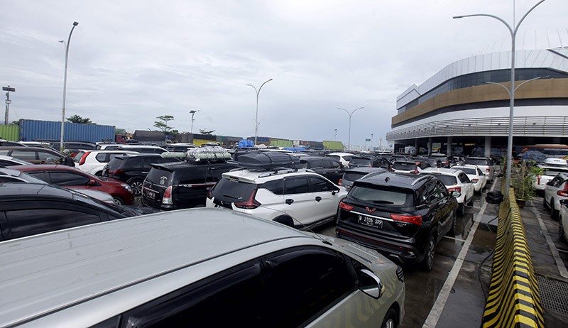 Penumpang Naik Tajam, Pelabuhan Merak Ramai Pemudik - Bagian 2