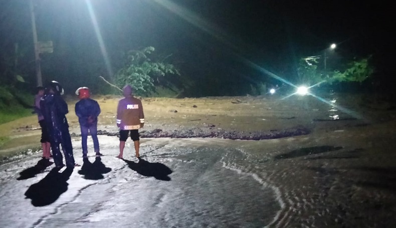 Diguyur Hujan Berjam-jam, Tebing di Cirata Purwakarta Longsor, Akses Sempat Terputus