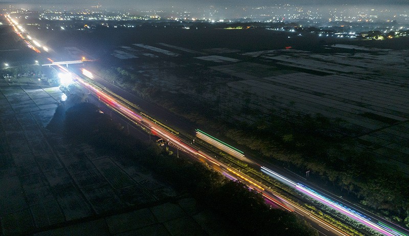 Pantauan Udara Lalu Lintas Mudik di Tol Trans Jawa pada H-5 Lebaran - Bagian 1
