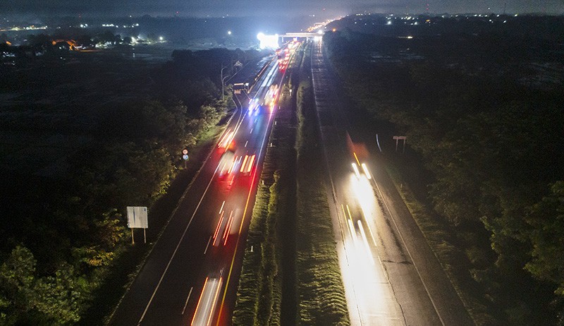 Pantauan Udara Lalu Lintas Mudik di Tol Trans Jawa pada H-5 Lebaran - Bagian 2