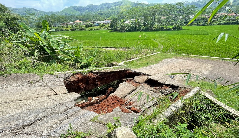 Usai Terendam Banjir, Jalan Penghubung 2 Kampung di Padalarang KBB Ambles