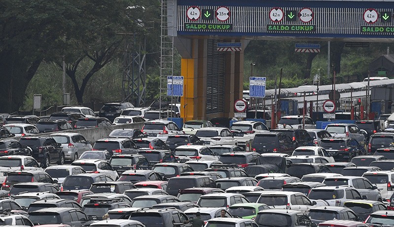 Penampakan dari Udara Macet Panjang di Gerbang Tol Cikampek Utama - Bagian 4