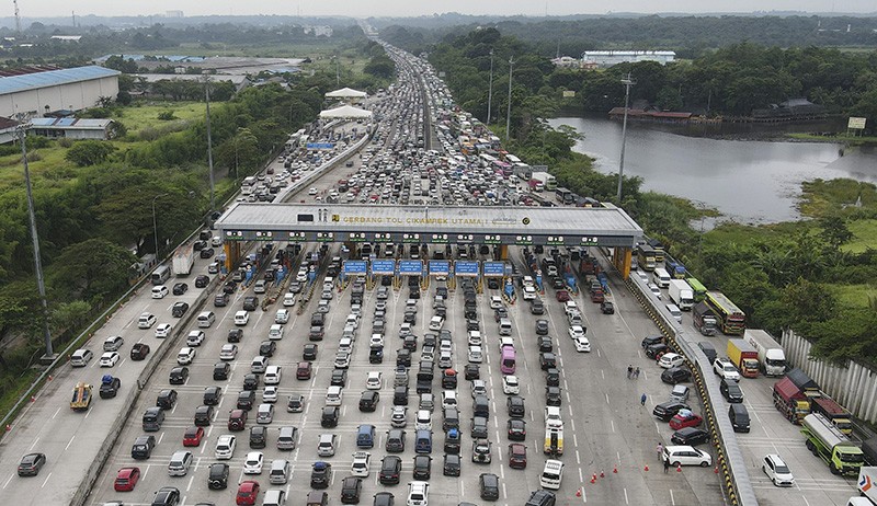 Penampakan dari Udara Macet Panjang di Gerbang Tol Cikampek Utama - Bagian 3