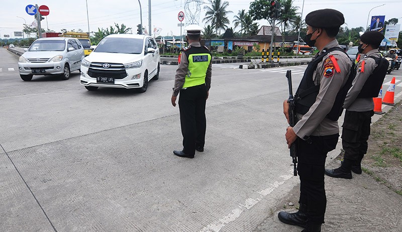 Polisi Bersenjata Lengkap Siaga di Exit Tol Salatiga - Bagian 1