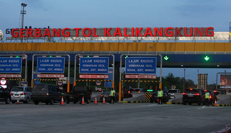 Penampakan One Way Arus Mudik di Tol Kalikangkung Semarang  - Bagian 3