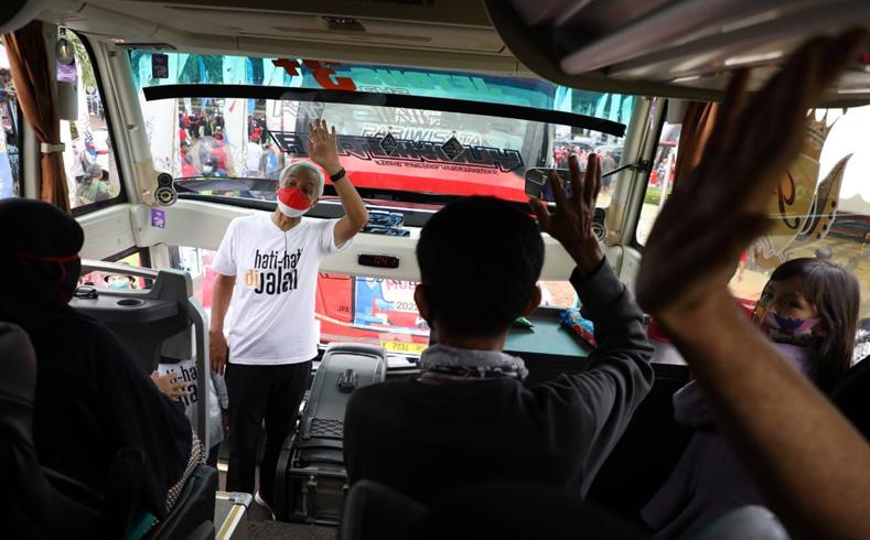  Momen Ganjar Lepas Ribuan Pemudik ke Jateng, Disambut Teriakan Wayahe-wayahe