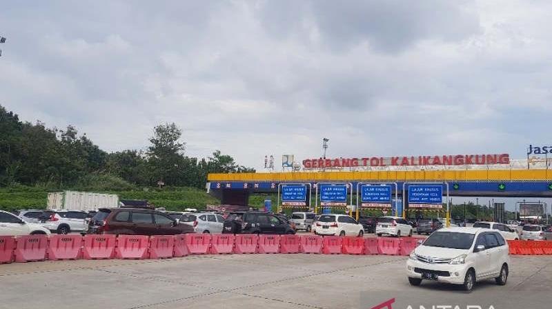 H-4 Lebaran, Arus Kendaraan Pemudik di Tol Kalikangkung Semarang Terpantau Padat 