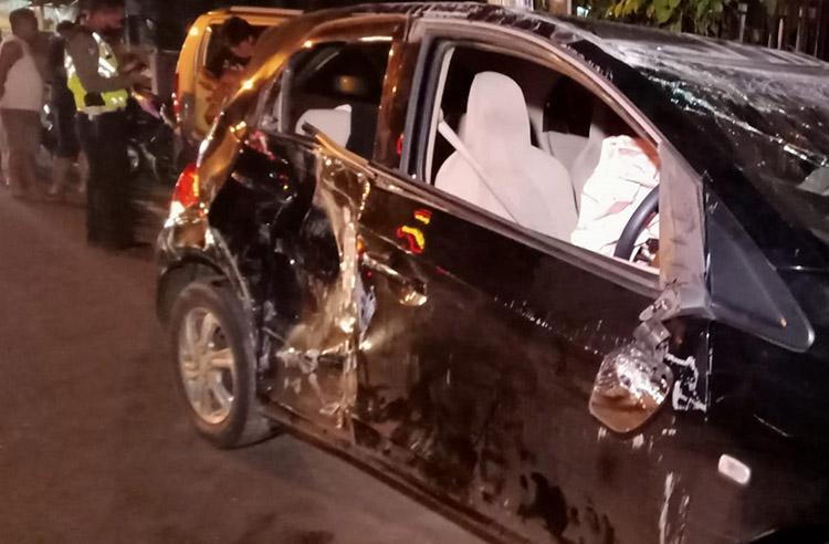 Pengemudi Diduga Mabuk, Sebuah Sedan Terguling di Jalan Bantul usai Tabrak Mobil Parkir