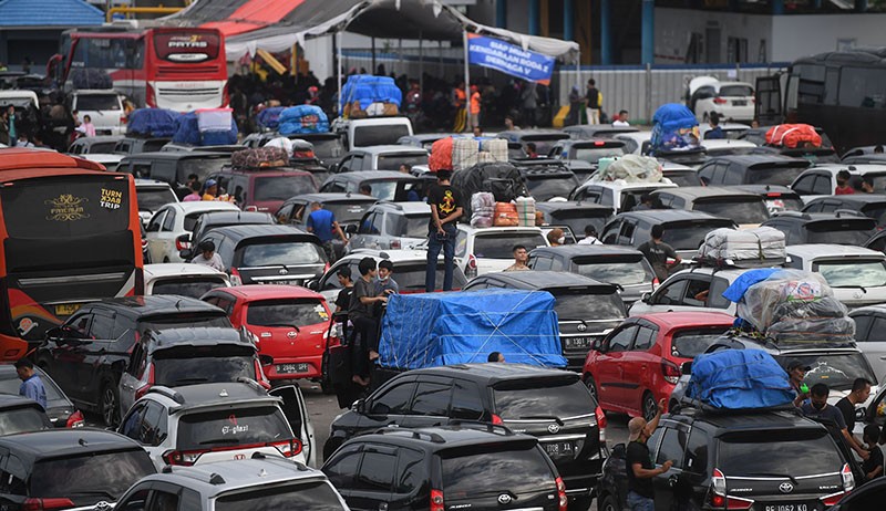 Puncak Arus Mudik Pelabuhan Merak Hari Ini, Kemacetan hingga 10 Kilometer - Bagian 2