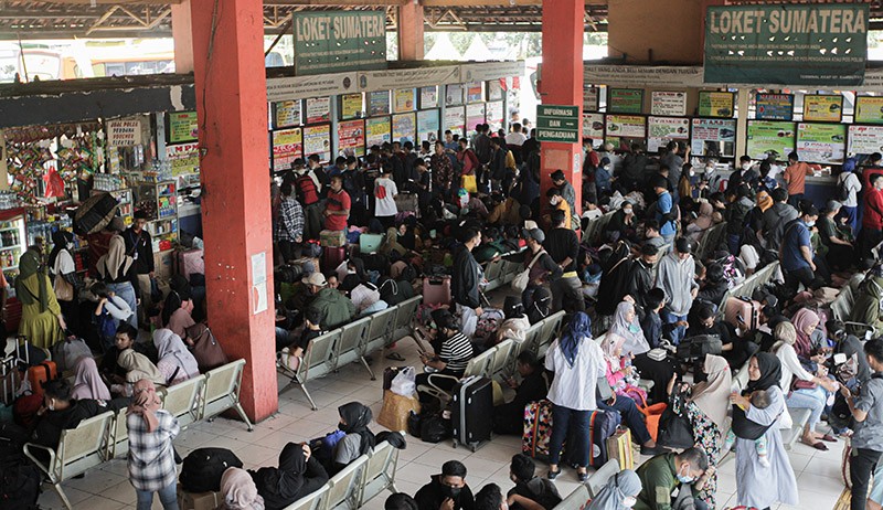 Terminal Kampung Rambutan Dipadati Pemudik pada H-3 Lebaran - Bagian 1