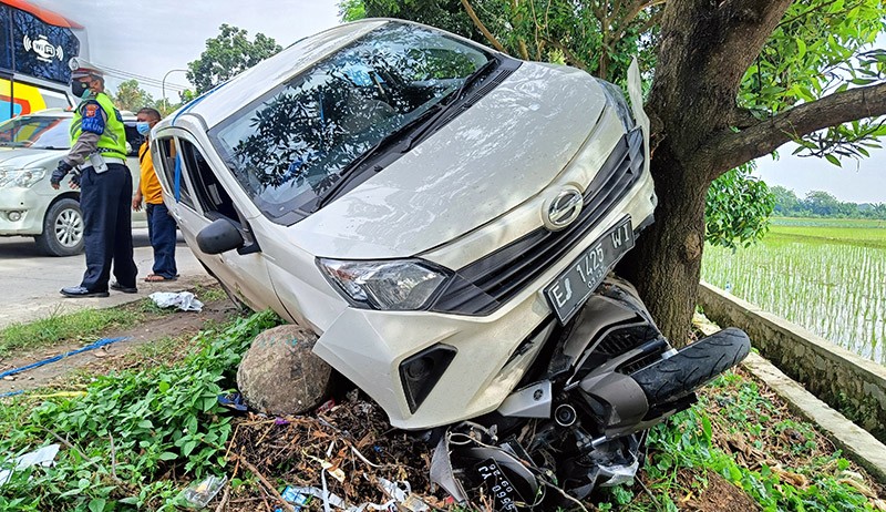 Mobil Tabrak Motor Pemudik hingga Tersangkut Pohon di Jalur Pantura - Bagian 1
