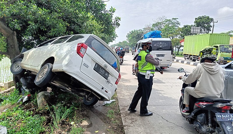 Mobil Tabrak Motor Pemudik hingga Tersangkut Pohon di Jalur Pantura - Bagian 3