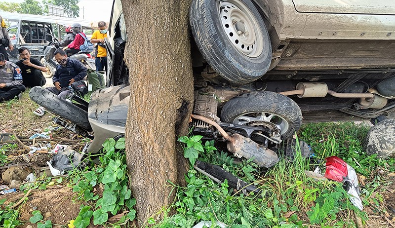 Mobil Tabrak Motor Pemudik hingga Tersangkut Pohon di Jalur Pantura - Bagian 2